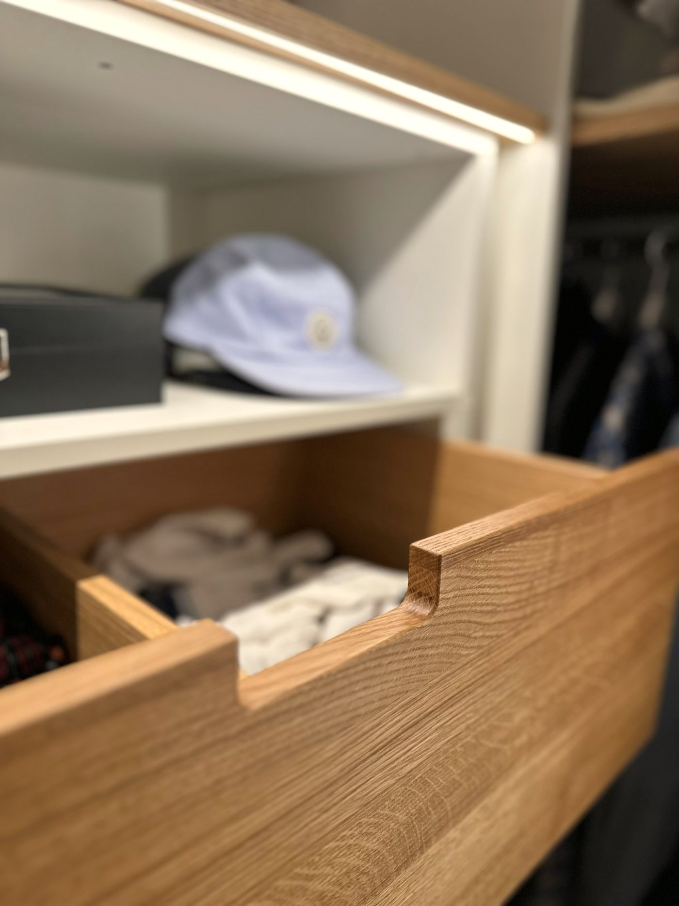 Eichen-Schubkasten mit präziser Griffkante und ruhiger Maserung – Detailarbeit Holzmanufaktur Geier