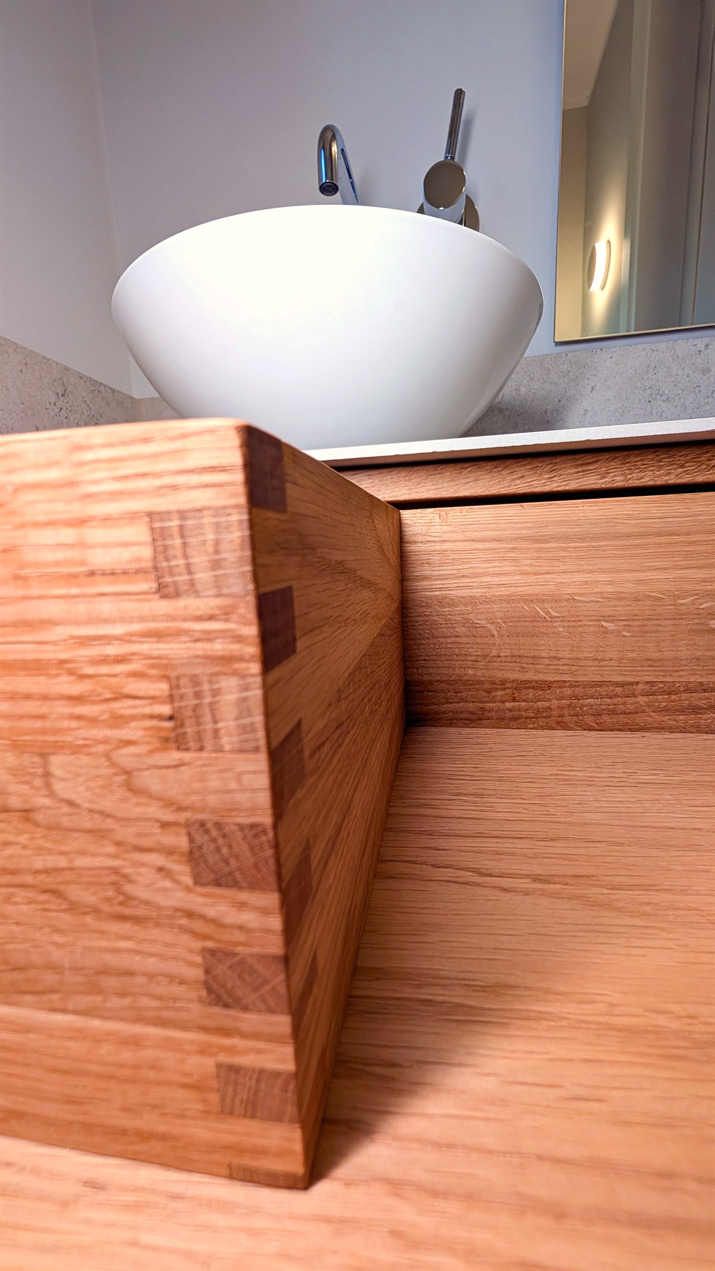 Sichtbare Fingerzinken-Verbindung an einem Eiche-Waschtisch – Detailarbeit Holzmanufaktur Geier