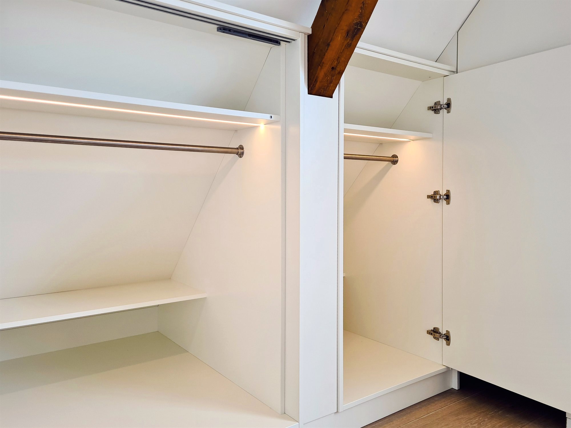 Maßgefertigtes Ankleidezimmer unter der Dachschräge mit beleuchteten Einbauten – Tischler Essen, Holzmanufaktur Geier