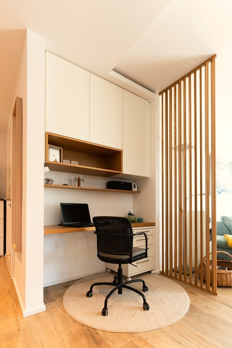 Homeoffice nach Maß mit Holzlamellen und integriertem Arbeitsplatz, Essen