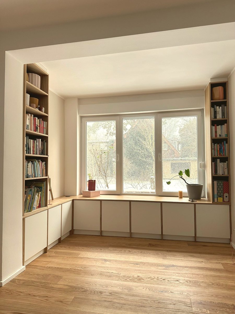 Sitzfensterbank mit Stauraum und flankierenden Bücherregalen aus Eiche – Referenz Möbel nach Maß Essen