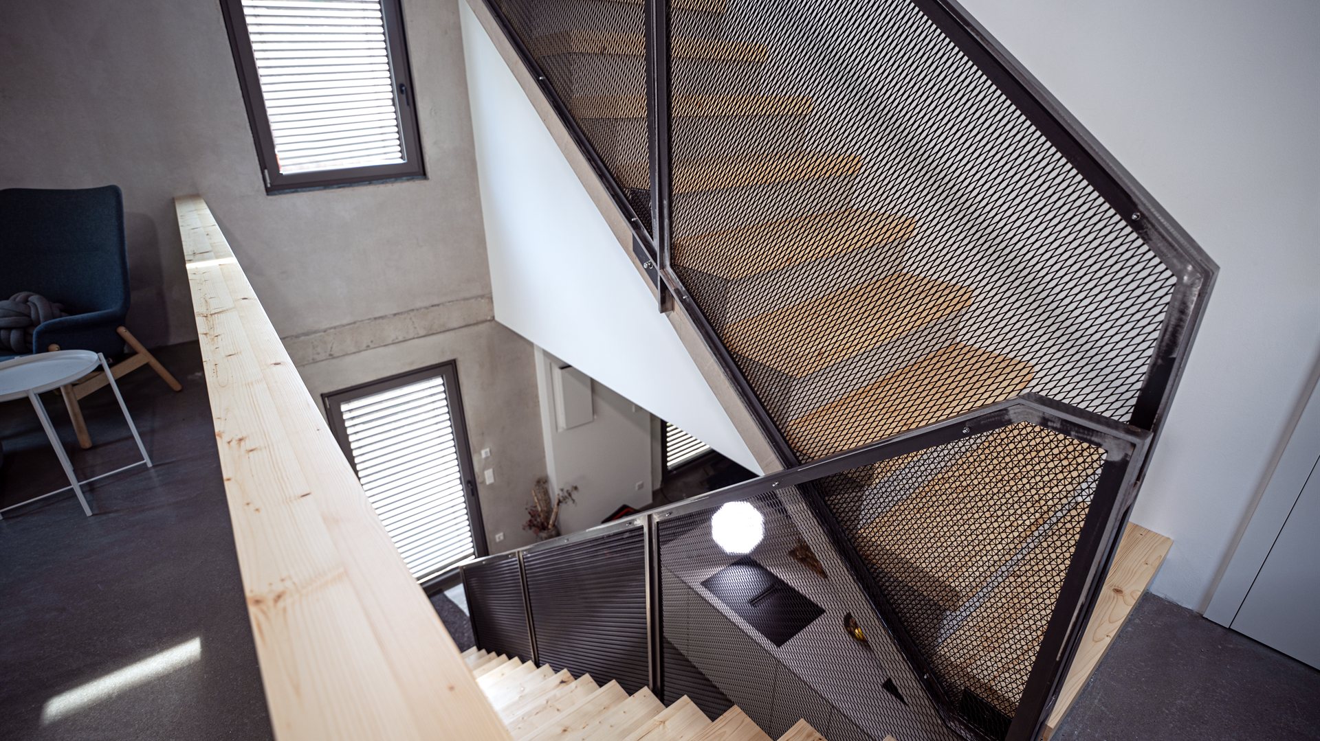 Fertige Holz-Stahl-Treppe mit Streckmetall-Geländer und Holzhandlauf im Wohnhaus – Treppenbau Essen, Holzmanufaktur Geier