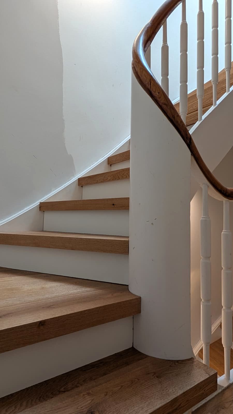Treppenrenovierung mit neuen Eichenstufen auf bestehender Treppe – Essen