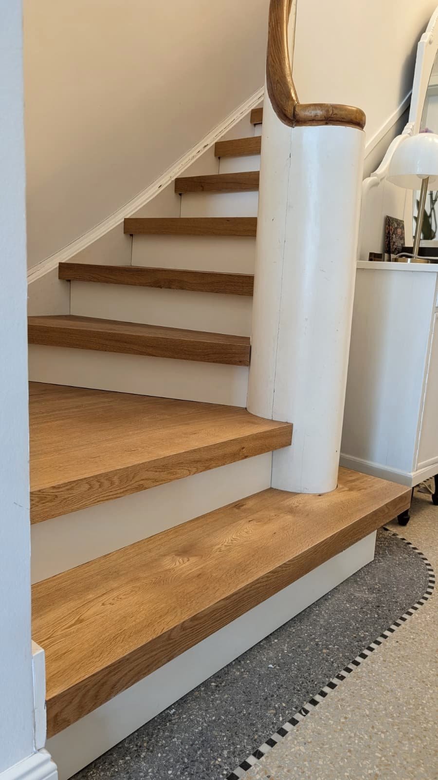 Mit neuen Eichenstufen renovierte Treppe im Wohnbereich – Treppenrenovierung Essen