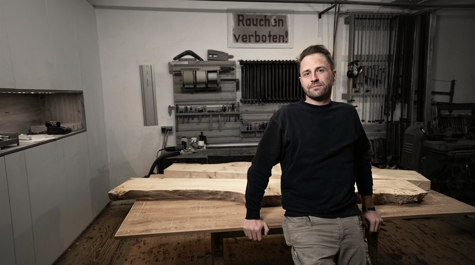 Materialauswahl und Planung an Massivholzplatten in der Werkstatt der Holzmanufaktur Geier in Essen